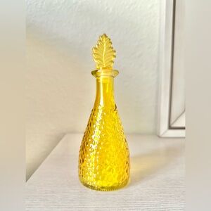 VINTAGE DECORATIVE HAMMERED YELLOW AMBER GLASS BOTTLE WITH LEAF STOPPER